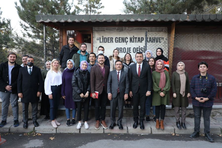 Validen Girişimci Genç Liderlere destek ve övgü