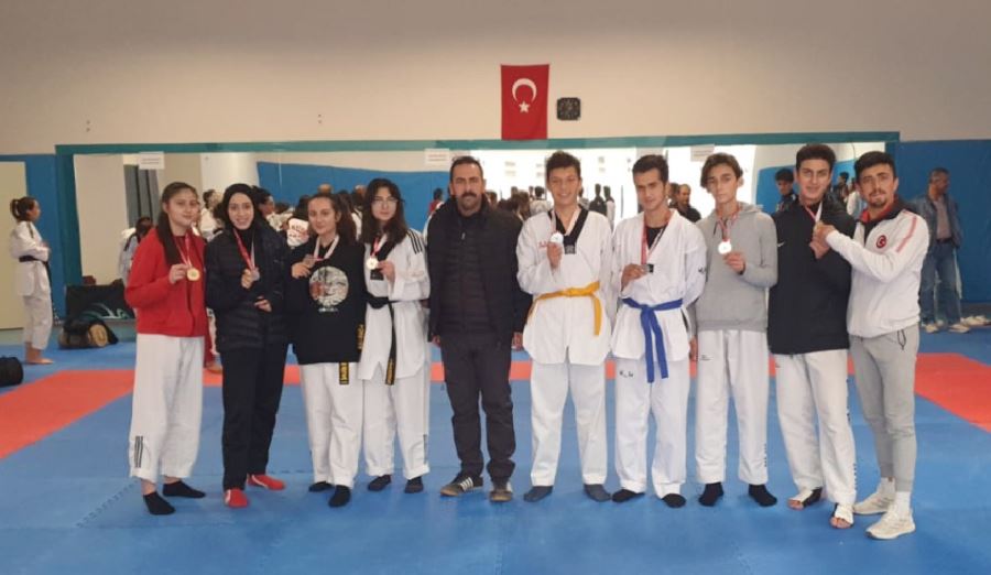 Erkmenli sporcular madalyaları topladı