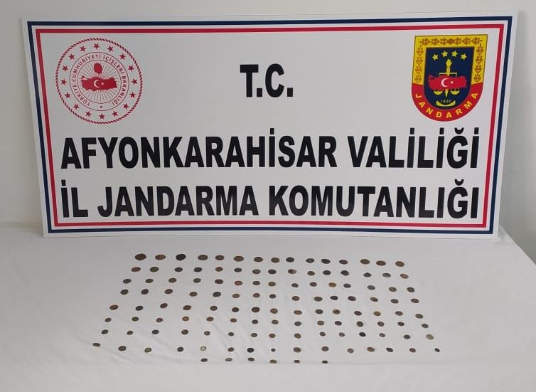 Jandarma elinde tarihi eser bulunan 2 şahsı yakaladı