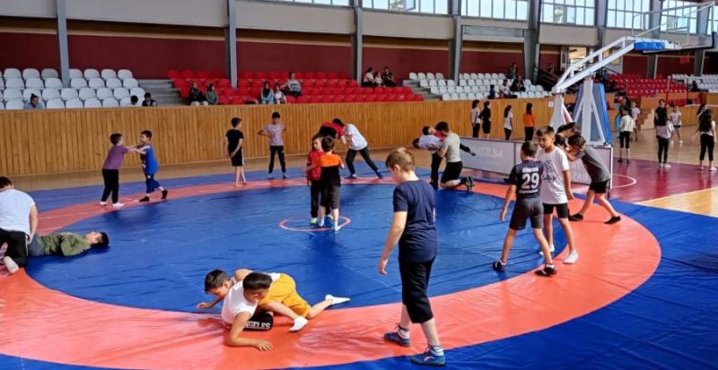 Sandıklı’da GSB spor okulları eğitimleri devam ediyor