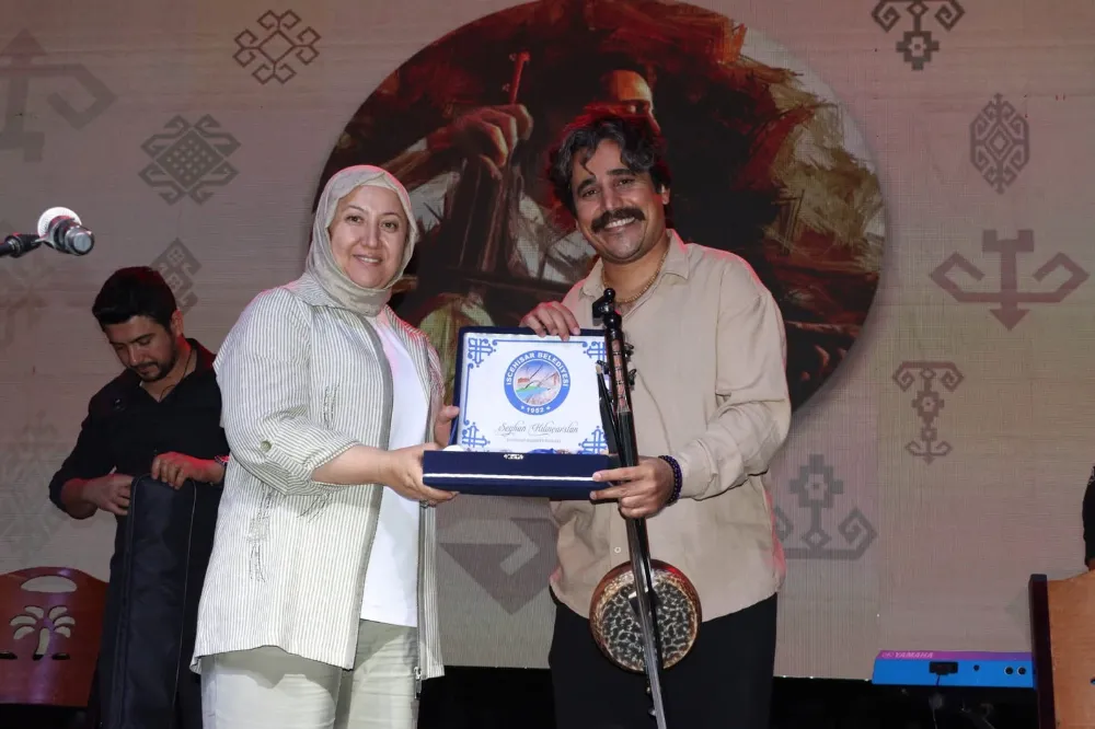 İscehisar’da Uğur Önür’le Müzik ve Eğlence Dolu Halk Konseri